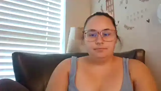 Midnight Riott online show from June 4, 1:33 am