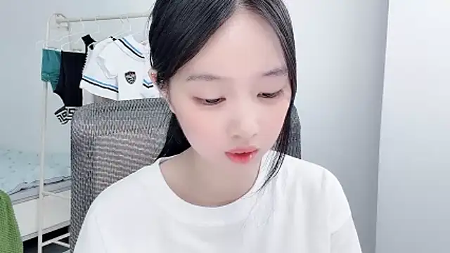 Yoyo33355 online show from July 18, 3:32 am