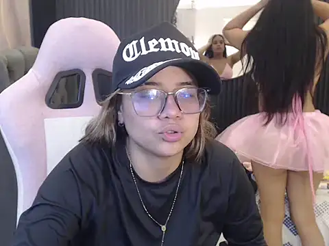 couple thonsom online show from June 5, 2:45 pm