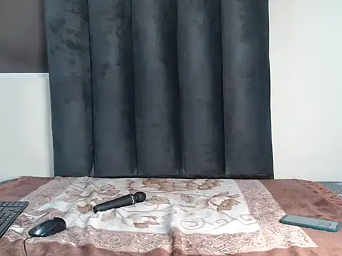 keutypie18 online show from July 9, 10:44 pm
