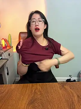 weiwei103 online show from June 29, 1:33 pm