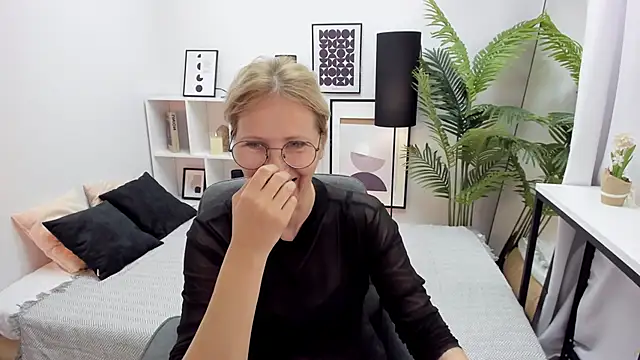Snapshot of Paris_Cherry chatting on October 14, 9:28 pm Paris Cherry online show from October 14, 9:28 pm