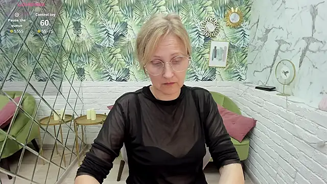 Snapshot of Paris_Cherry chatting on September 27, 8:16 pm Paris Cherry online show from September 27, 8:16 pm