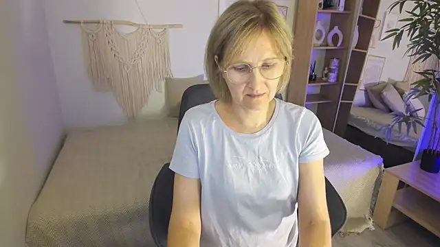 Snapshot of Paris_Cherry chatting on September 17, 8:18 pm Paris Cherry online show from September 17, 8:18 pm