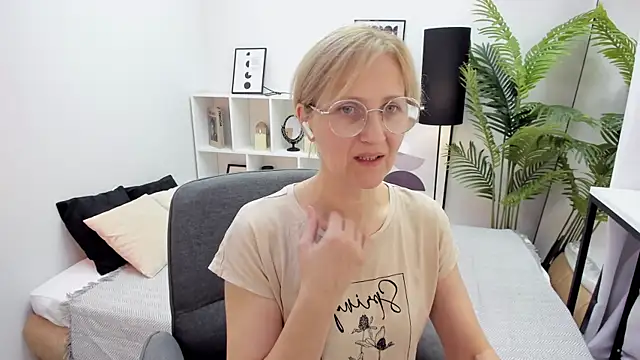 Snapshot of Paris_Cherry chatting on October 13, 8:11 pm Paris Cherry online show from October 13, 8:11 pm