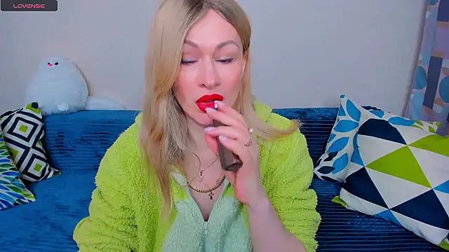 EllenMoore online show from March 17, 3:10 am