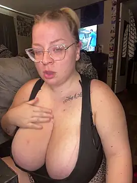 Snapshot of Blondiee_x chatting on September 10, 5:57 pm Blondiee x online show from September 10, 5:57 pm