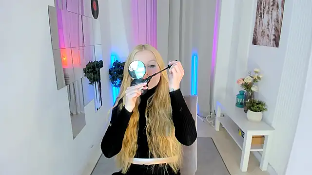 Laly Peach online show from September 17, 11:30 am