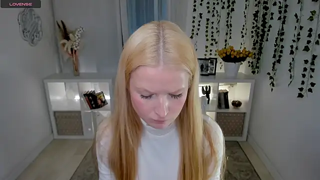 Laly Peach online show from March 16, 4:00 pm