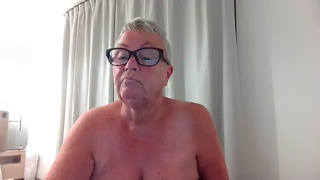 GrannyChrissy68 online show from November 4, 7:08 pm