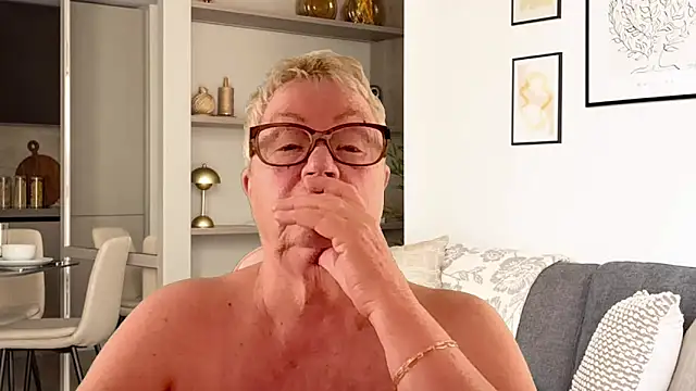 GrannyChrissy68 online show from April 4, 11:03 pm