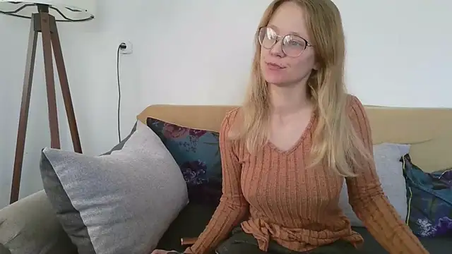 Snapshot of little-leni chatting on October 22, 9:03 am little-leni online show from October 22, 9:03 am