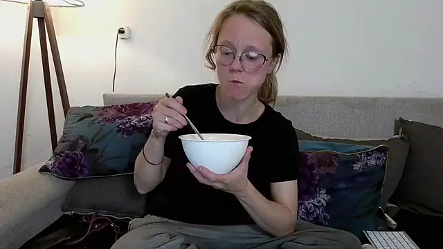 little-leni online show from April 10, 8:37 pm