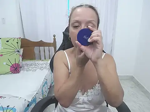 yeslluisa online show from November 21, 5:26 pm