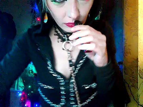 WildMissNiks online show from December 22, 9:45 am