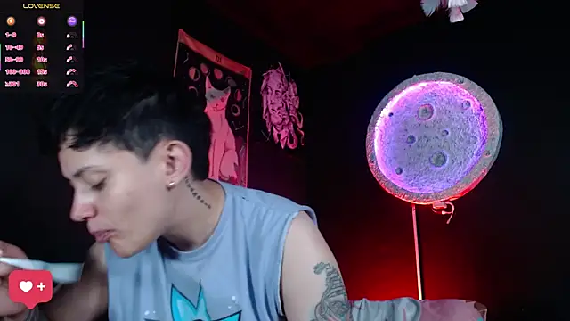 girl intense444 online show from April 4, 1:10 pm