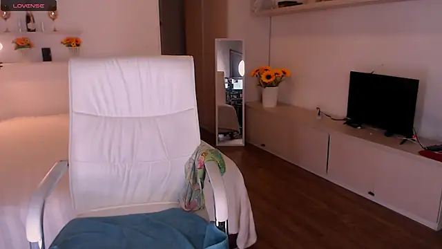 Tilly Eliot online show from November 17, 9:15 pm