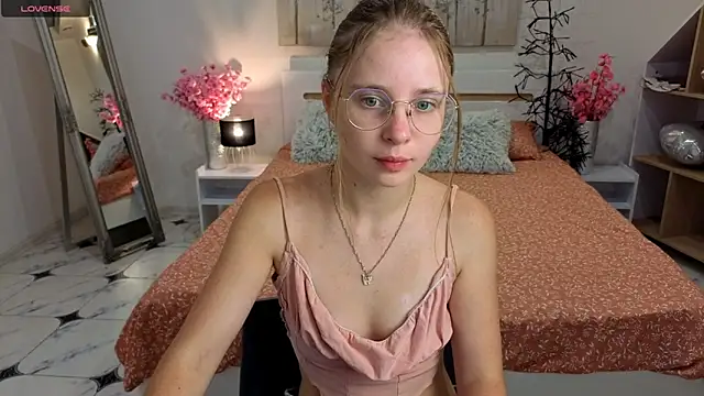 Snapshot of CharmedDoll chatting on September 23, 12:36 pm CharmedDoll online show from September 23, 12:36 pm