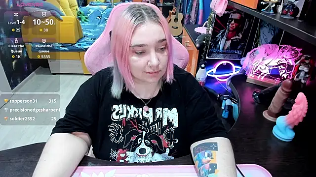 Snapshot of Softie_Sofy chatting on October 18, 8:17 am Softie Sofy online show from October 18, 8:17 am