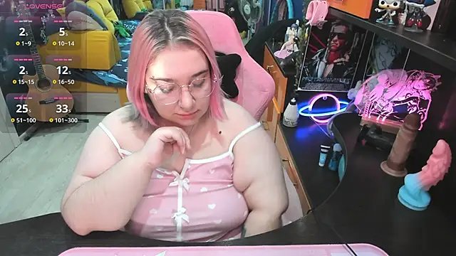 Snapshot of Softie_Sofy chatting on October 14, 4:37 am Softie Sofy online show from October 14, 4:37 am