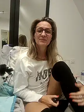 Snapshot of dancing_sexy_doll chatting on October 21, 7:51 pm dancing sexy doll online show from October 21, 7:51 pm