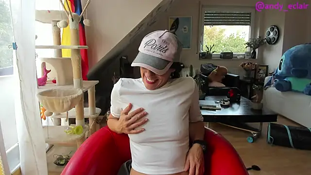 Snapshot of tinny_williams chatting on October 5, 9:25 am tinny williams online show from October 5, 9:25 am