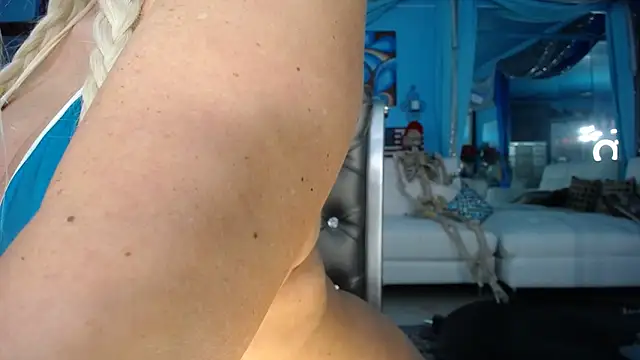 ADRIANNA FOX online show from March 11, 6:50 am