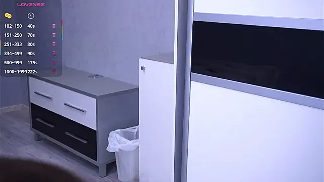 Holla Molly online show from February 5, 9:01 am