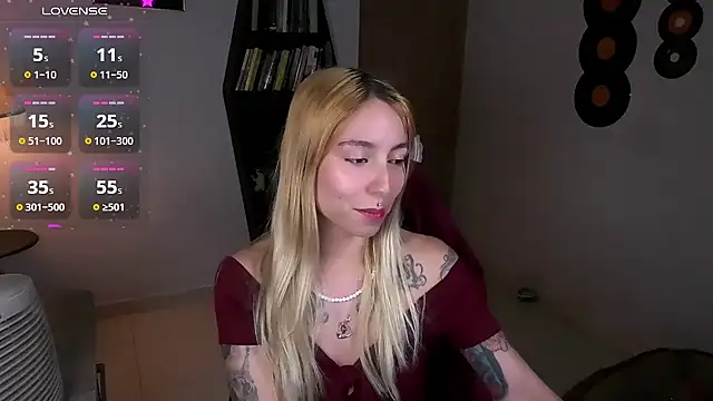 Snapshot of Saucy_Jenn chatting on October 25, 2:52 am Saucy Jenn online show from October 25, 2:52 am