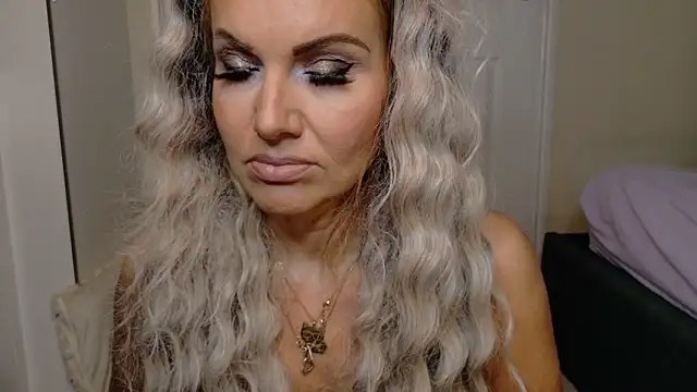 Tinkerbell822 online show from March 5, 10:00 am