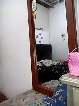 Nicolle Milf online show from January 8, 9:52 pm