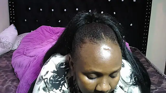 Snapshot of Toomuchbooty33 chatting on October 30, 9:49 pm Toomuchbooty33 online show from October 30, 9:49 pm