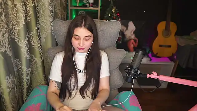 delicatedBailey online show from May 5, 1:14 pm