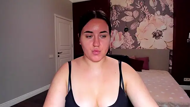 Snapshot of Roxie_Bradley chatting on September 13, 6:32 am Roxie Bradley online show from September 13, 6:32 am