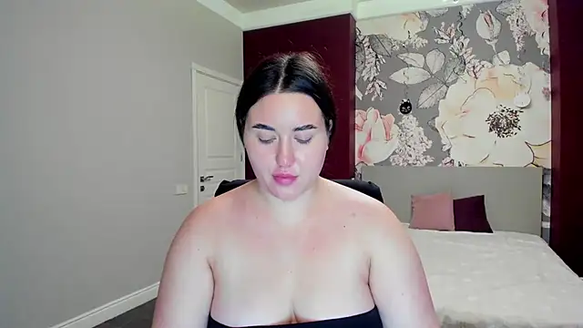 Roxie Bradley online show from November 8, 7:46 am