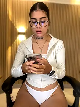 Sarasanders 4 online show from October 7, 3:05 pm