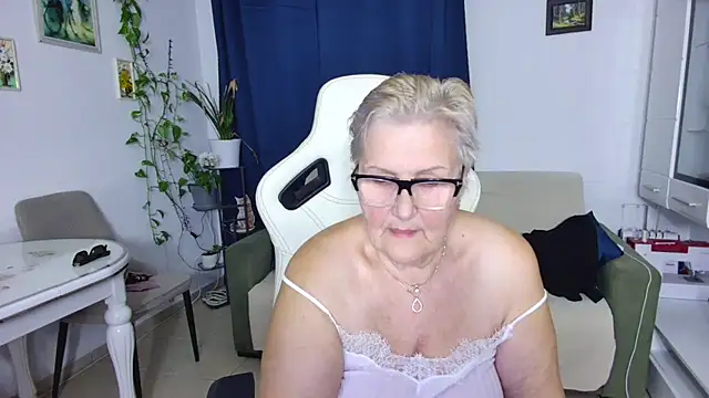 Selenna57 online show from April 10, 5:30 pm