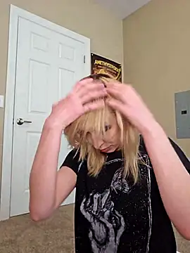 AmethystFoxx online show from April 10, 5:30 pm