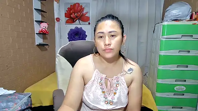 Ugly Filipina online show from April 15, 9:15 pm