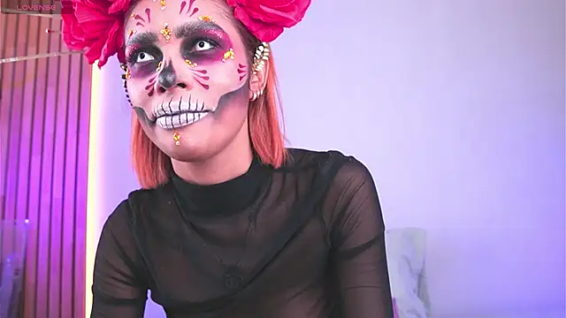 mia-reeves online show from October 31, 8:46 pm