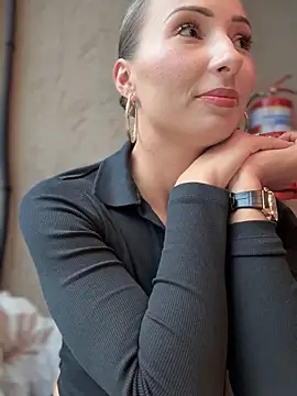 Snapshot of LetsFunKARINA chatting on October 29, 9:57 am LetsFunKARINA online show from October 29, 9:57 am