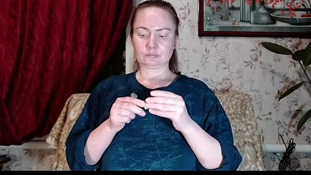 EmilyDoth online show from February 13, 1:57 pm