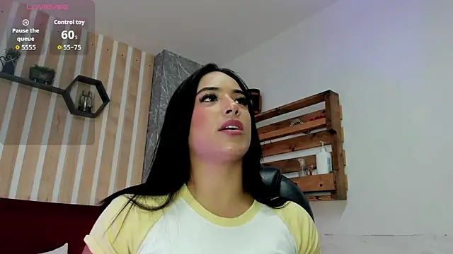 Nattasha Brown online show from December 3, 12:51 pm