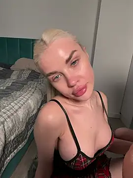 Bad Hot Teacher online show from April 6, 9:05 pm