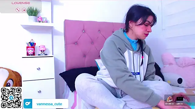 Snapshot of Vannessa__Shy chatting on September 18, 11:25 pm Vannessa  Shy online show from September 18, 11:25 pm