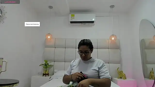 DanielleEvans  online show from November 25, 11:23 am