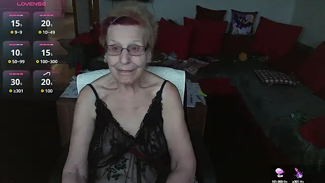 HeisseomaOriginal online show from October 6, 7:25 am