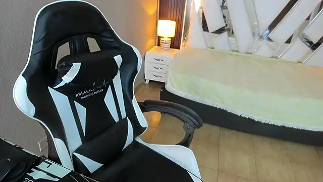 Linda4Petite online show from April 11, 6:22 pm