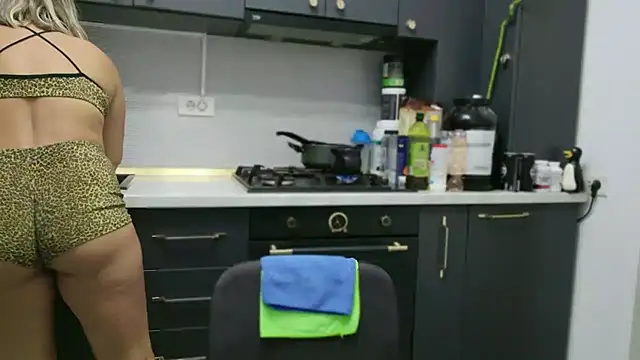 Snapshot of Annyfit4you chatting on October 2, 6:57 pm Annyfit4you online show from October 2, 6:57 pm