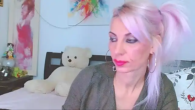 HoneyLara online show from October 27, 9:20 pm